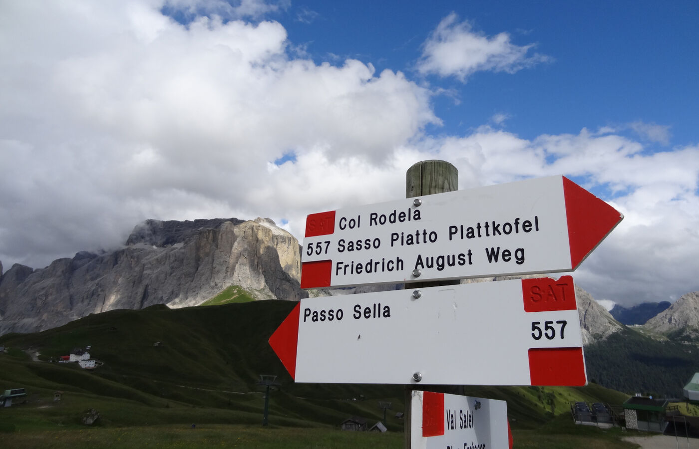 Vom Sellajoch über die Plattkofelhütte zum Mahlknecht Joch und von Val Duron nach Campitello